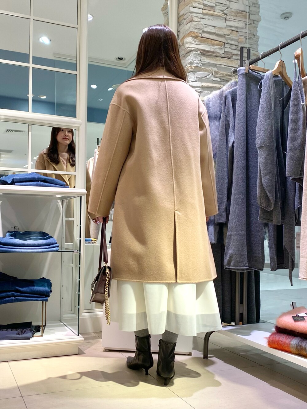 「最近のいい感じコーデ、冬アウター、秋冬コーデ、オトナカワイイ、キレイめ、冬服、オトナ女子、クリスマスに着たい服、きれいめコーディネート、デートコーデ、デートスタイル（WOMEN）、ふわふわニット、ピンクニット、白スカート、フレアスカート」｜「NOLLEY’SのS140シャルムビーバーリバーコート（その他アウター、ピンク系）」を使った、Mihoさん（レディース・159cm）の冬コーディネートの4枚目の写真