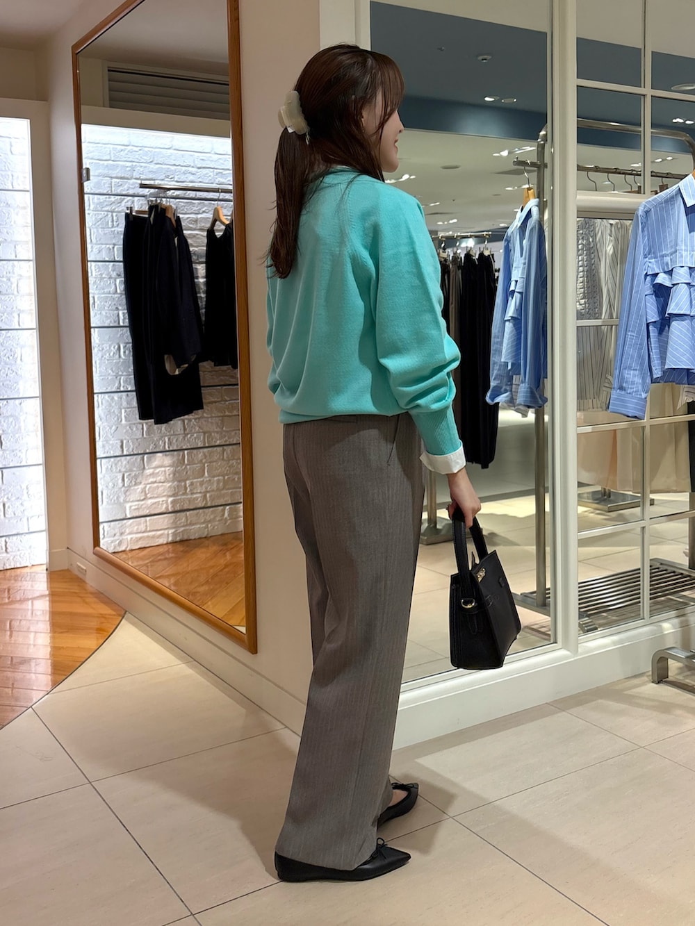 グレー系のその他パンツ、ベージュ系のショルダーバッグ、ピンク系のニット/セーターを着用したレディースの秋コーディネートの3枚目の写真