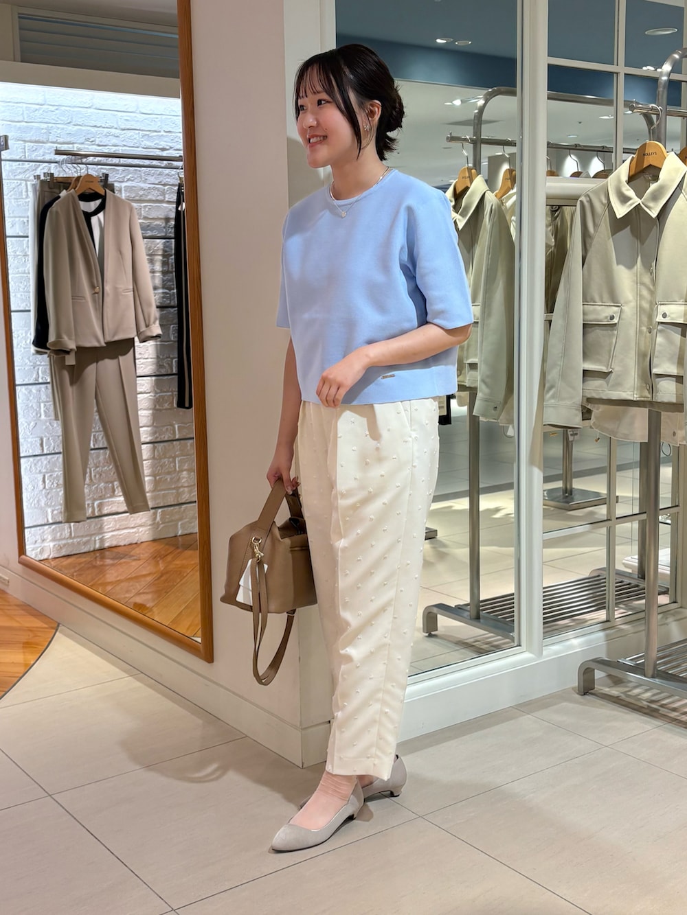 「春めき満開コーデ、春色、お出かけスタイル、お花見コーデ、リラックススタイル、大人かわいい、パンツコーデ、カジュアルガーリー、キレイめコーデ、お花見、春ニット、パンツスタイル、ドット、ブルーコーデ、ブルー x ホワイト」｜「NOLLEY’Sの《セットアップ対応》ウォッシャブルドットツッキリツータックテーパードパンツ（その他パンツ、ホワイト系）」を使った、Mihoさん（レディース・159cm）の春コーディネートの2枚目の写真