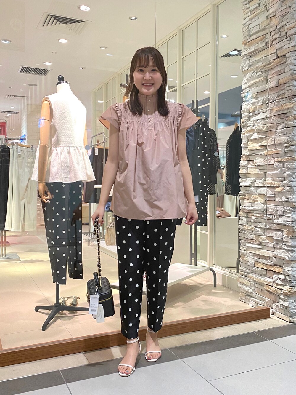 ブラック系のショルダーバッグ、ピンク系のシャツ/ブラウス、ブラック系のその他パンツを着用したレディースの夏コーディネートの5枚目の写真