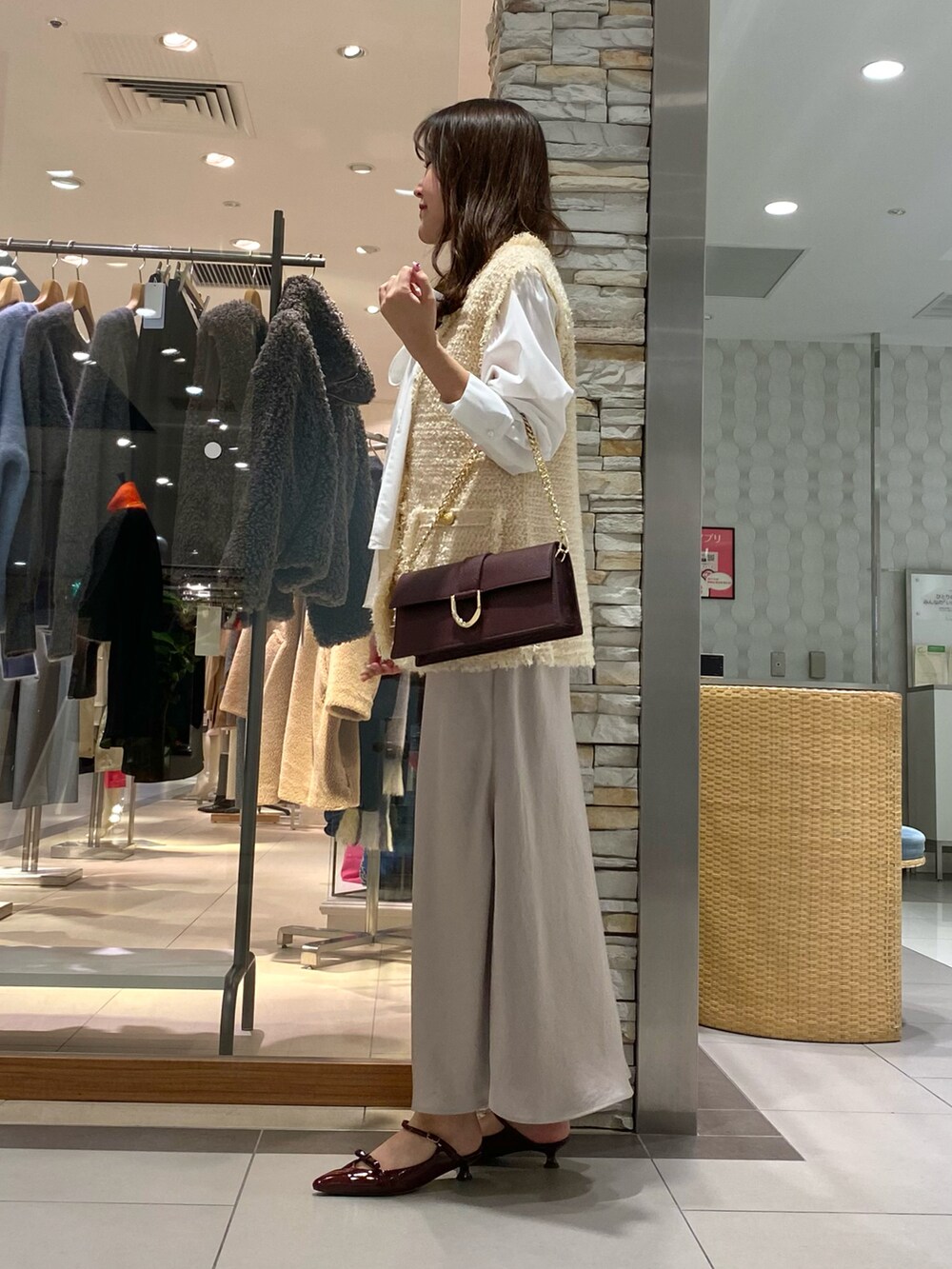 「ニット、秋のコーデ、大人コーデ、秋服、スカート、オトナ女子、大人ガーリー、お洒落さんとつながりたい、スカートコーデ、大人可愛い、ジレ、ジレスタイル、ジレコーデ、ツイード、ツイードベスト」｜「NOLLEY’Sのメタルポイントショルダーバッグ（ショルダーバッグ、ブラック系）」を使った、Mihoさん（レディース・159cm）の秋コーディネートの2枚目の写真