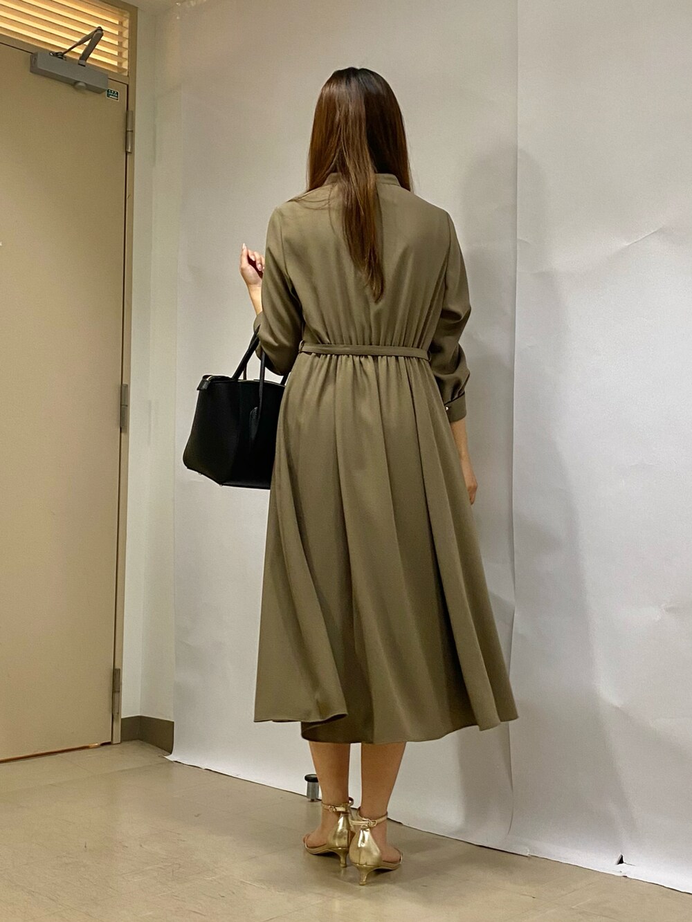 「ワントーンコーデ、ワンピーススタイル、ワンピース、キレイめ、きれいめコーディネート、秋服準備はじめました、学校行事、オトナカワイイ、きれいめ、オフィスカジュアル、オフィススタイル、お仕事コーデ、お仕事スタイル、スカートスタイル、通勤コーデ」｜「NOLLEY’Sのスクエアトートバッグ（ショルダーバッグ、ブラック系）」を使った、Mihoさん（レディース・159cm）の秋コーディネートの5枚目の写真