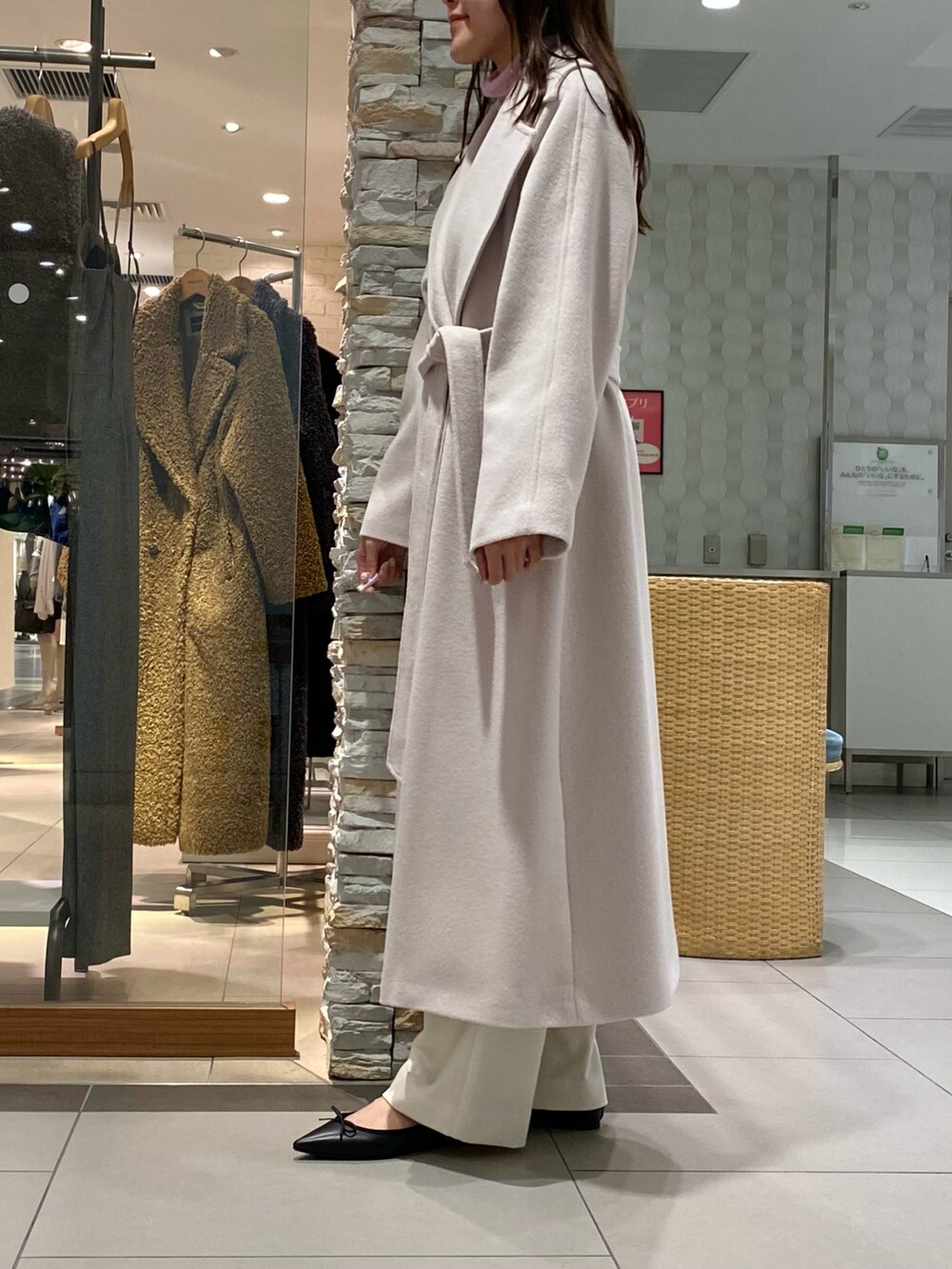 「最近のいい感じコーデ、冬アウター、タートルネック、ロングコート、ワントーンコーデ、オトナカジュアル、休日スタイル、お出かけコーデ、大人可愛い、淡色コーデ、淡色女子、きれいめカジュアル、キレイめカジュアル、ootd、大人コーデ」｜「NOLLEY’S Sophiのアンゴラロングベルテッドコート 24AW（その他アウター、ベージュ系）」を使った、Mihoさん（レディース・159cm）の秋コーディネートの2枚目の写真