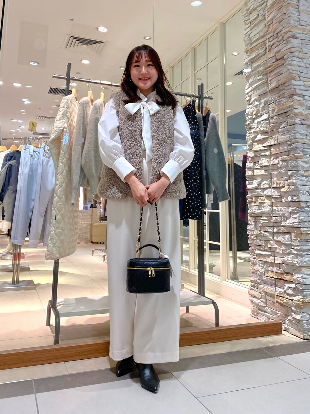 「重ね着ベストシーズン、秋のコーデ、秋冬コーデ、オトナカジュアル、ブーツスタイル、ワイドパンツ、きれいめコーディネート、大人かわいい、お出かけコーデ、秋服コーデ、秋コーデ、ファーベスト、ボウタイブラウス、トレンド、デート」｜「AULENTTIの【AULENTTI/ オーレンティ】バニティキルティングバッグ（ショルダーバッグ、ブラック系）」を使った、Mihoさん（レディース・159cm）の秋コーディネートの5枚目の写真