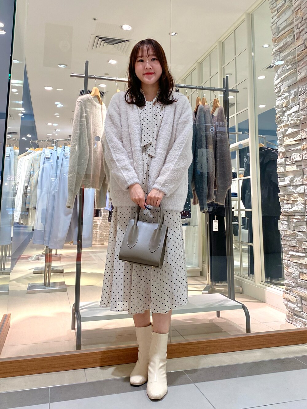 「ファッションを楽しもう、淡色コーデ、淡色女子、淡色、ドットワンピース、ワンピース、ワントーンコーデ、ワンピーススタイル、ボウタイワンピース、ブーツ、ホワイトコーデ、ふわふわニット、ふわふわカーディガン、デート/ロマンティック、デートスタイル（WOMEN）」｜「NOLLEY’S Sophiのフロッキードットボウタイワンピース（ワンピース、ホワイト系）」を使った、Mihoさん（レディース・159cm）の秋コーディネートの2枚目の写真