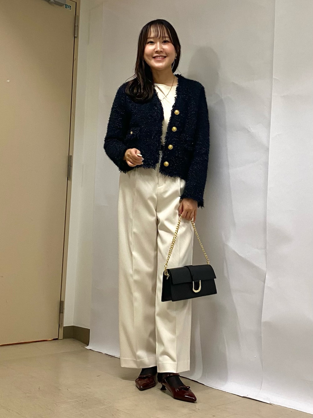 「秋コーデ、レイヤードスタイル、休日スタイル、秋服、お出かけコーデ、カジュアルスタイル、パンツスタイル、着回しコーデ、ワイトパンツ、白パンツ、スラックス、秋っぽコーデ更新中、きれいめカジュアル、オフィスカジュアル、お仕事コーデ」|「NOLLEY’Sのツイードフリンジニットジャケット(ノーカラージャケット、ブルー系)」を使った、Mihoさん(レディース・159cm)の秋コーディネートの4枚目の写真
