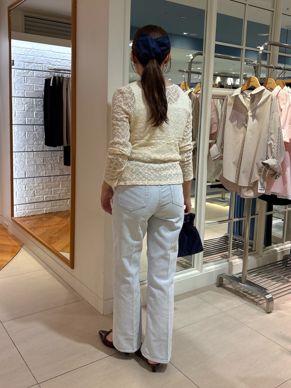 「秋服準備はじめました、コーデュロイ、コーデュロイパンツ、デニム、デニムパンツ、カーディガン、レース、レーストップス、カーティガン、秋カラー、秋のコーデ、お出かけコーデ、綺麗めカジュアル、旬顔デニムコーデ、お出かけスタイル」|「Rie Millerの【RM denim】センタープレスハイウエストパンツ(デニムパンツ、ブルー系)」を使った、Mihoさん(レディース・159cm)の秋コーディネートの4枚目の写真