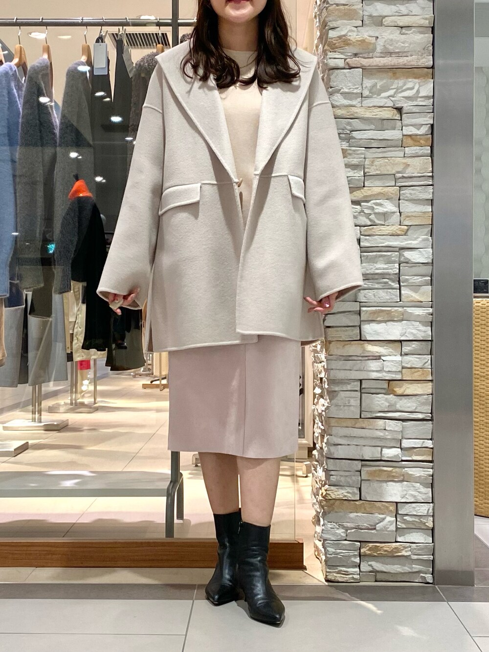 「コート、アウター、ウールコート、シンプルスタイル、オトナ女子、大人コーデ、きれいめカジュアル、きれいめコーディネート、淡色コーデ、淡色女子、タイトスカート、スカート、スカートスタイル、ニット、ぺプラムトップス」｜「NOLLEY’S Sophiの◇【WEB限定カラーあり】SUPER140リバーショールコート 24AW（ダッフルコート、ベージュ系）」を使った、Mihoさん（レディース・159cm）の秋コーディネートの5枚目の写真