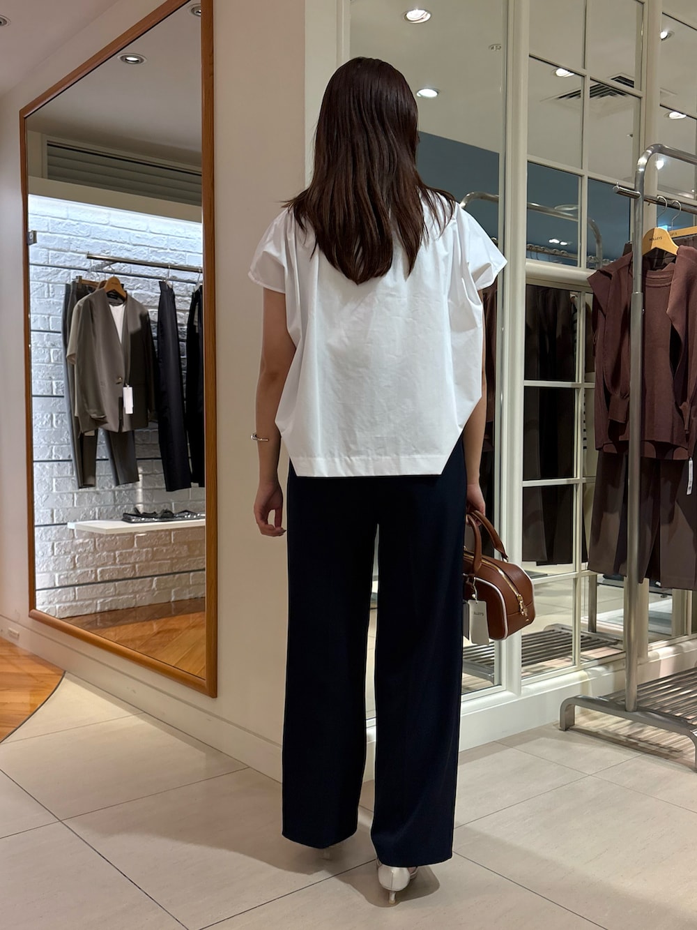 「夏服コーデ、夏コーデ、シンプル、夏服、ブラウス、ブラウスコーデ、ワイドパンツ、フリルトップス、きれいめカジュアル、きれいめコーディネート、大人カジュアル、大人コーデ、大人女子、パンツスタイル、オフィスカジュアル」｜「NOLLEY’Sのアイテム（バッグ、ブラウン系）」を使った、Mihoさん（レディース・159cm）の夏コーディネートの4枚目の写真