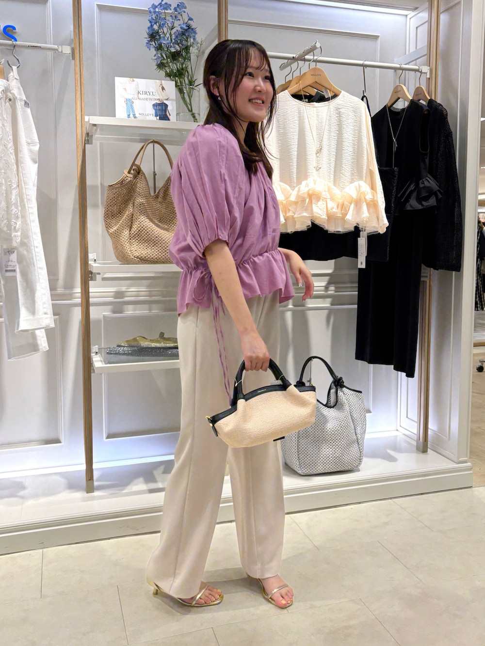 「ワイドパンツ、サンダル、大人ファッション、おでかけコーデ、大人コーデ、夏服、大人ガーリー、今日のコーデ、おしゃれさんと繋がりたい、オフショル、きれいめカジュアル、春服、30代コーデ、美脚パンツ、ベージュパンツ」｜「WALANCEのWALANCE | オーガニックコットン ギャザーブラウス WOMEN（シャツ/ブラウス、グレー系）」を使った、Mihoさん（レディース・159cm）の春コーディネートの4枚目の写真