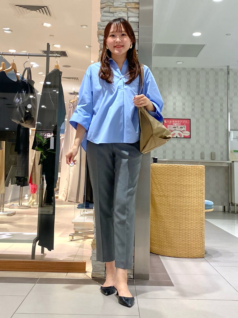 「ブラウン、秋のコーデ、お出かけコーデ、シンプルスタイル、大人コーデ、秋服準備はじめました、キレイめ、タイトスカート、ブルーシャツ、シャツスタイル、タイトスカートコーデ、スカート、スカートスタイル、オトナカジュアル、オフィスカジュアル」｜「NOLLEY’S Sophiのパール釦スキッパーシャツ（シャツ/ブラウス、ホワイト系）」を使った、Mihoさん（レディース・159cm）の秋コーディネートの2枚目の写真