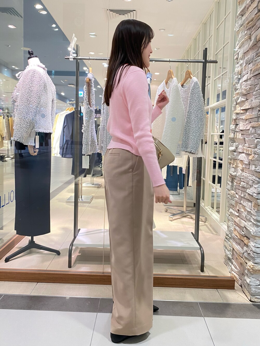 「シンプルスタイル、大人コーデ、ニット/セーター、カーディガン、カーディガンコーデ、着映えニット、お仕事コーデ、お仕事スタイル、ワイドパンツ、キャメル、カーディガンスタイル、通勤コーデ、通勤スタイル、オフィスカジュアル、オフィススタイル」｜「NOLLEY’Sのボストンバッグ（ショルダーバッグ、ベージュ系）」を使った、Mihoさん（レディース・159cm）の冬コーディネートの4枚目の写真