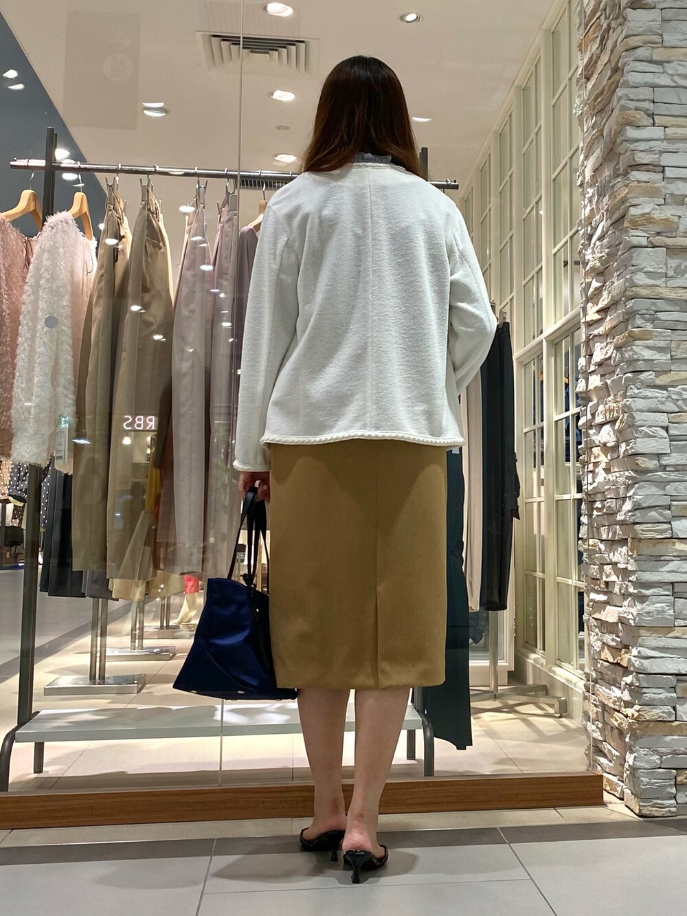 「秋コーデ、パステルカラー、大人女子、タイトスカート、お仕事コーデ、お仕事、お仕事スタイル、秋、着回しコーデ、大人ファッション、ジャケット、ジャケットスタイル、ジャケットコーデ、通勤コーデ、オフィスカジュアル」｜「NOLLEY’S Sophiのパイピングカーデジャケット（ノーカラージャケット、ホワイト系）」を使った、Mihoさん（レディース・159cm）の秋コーディネートの4枚目の写真