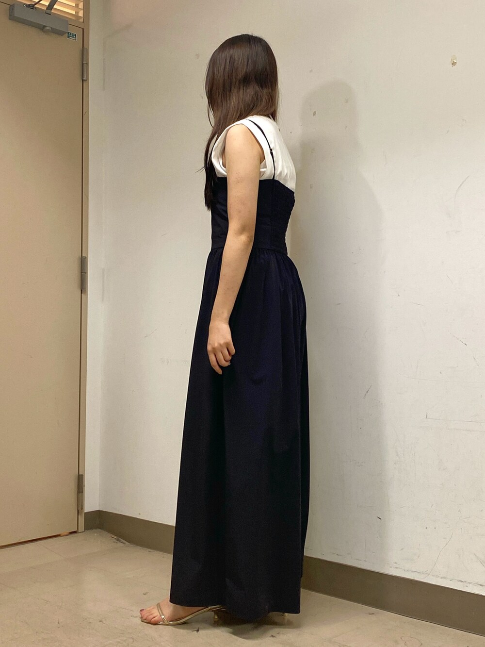「テーマパークコーデ、フェススタイル、休日スタイル、ゆるコーデ、リラックススタイル、撥水、シンプル、楽チンコーデ、オトナカジュアル、モノトーン、モノトーンコーデ、夏服、オールインワン、今日のコーデ、オールインワンコーデ」｜「NOLLEY’Sのヒネリカナグチェーンポシェット（ショルダーバッグ、ゴールド系）」を使った、Mihoさん（レディース・159cm）の夏コーディネートの5枚目の写真