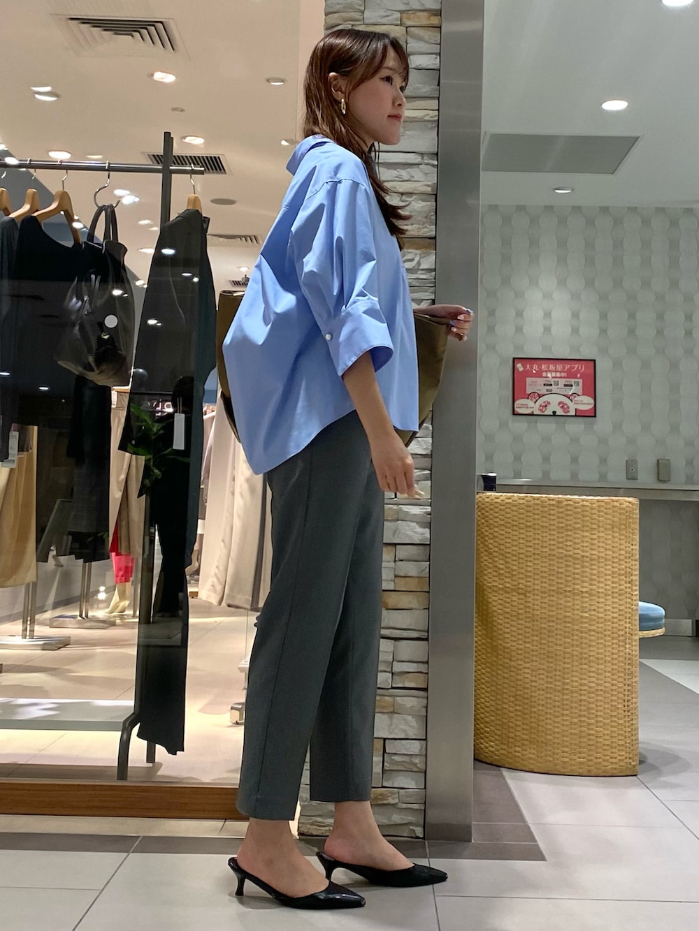 「ブラウン、秋のコーデ、お出かけコーデ、シンプルスタイル、大人コーデ、秋服準備はじめました、キレイめ、タイトスカート、ブルーシャツ、シャツスタイル、タイトスカートコーデ、スカート、スカートスタイル、オトナカジュアル、オフィスカジュアル」｜「NOLLEY’S Sophiのパール釦スキッパーシャツ（シャツ/ブラウス、ホワイト系）」を使った、Mihoさん（レディース・159cm）の秋コーディネートの3枚目の写真