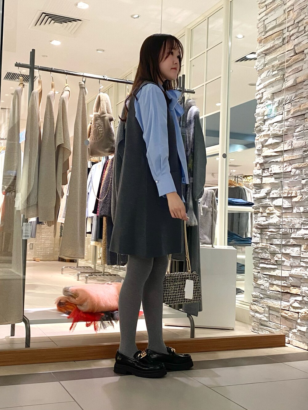 「最近のいい感じコーデ、オトナカジュアル、休日スタイル、お出かけコーデ、ボウタイブラウス、ボウタイ、リボン、ワンピース、ミニワンピ、グレー、きれいめカジュアル、大人可愛い、ワンピーススタイル、ローファー、大人コーデ」｜「Kassiopeaの【kassiopea /カシオペア】 ミニショルダー made in Italy（ショルダーバッグ、ゴールド系）」を使った、Mihoさん（レディース・159cm）の秋コーディネートの5枚目の写真