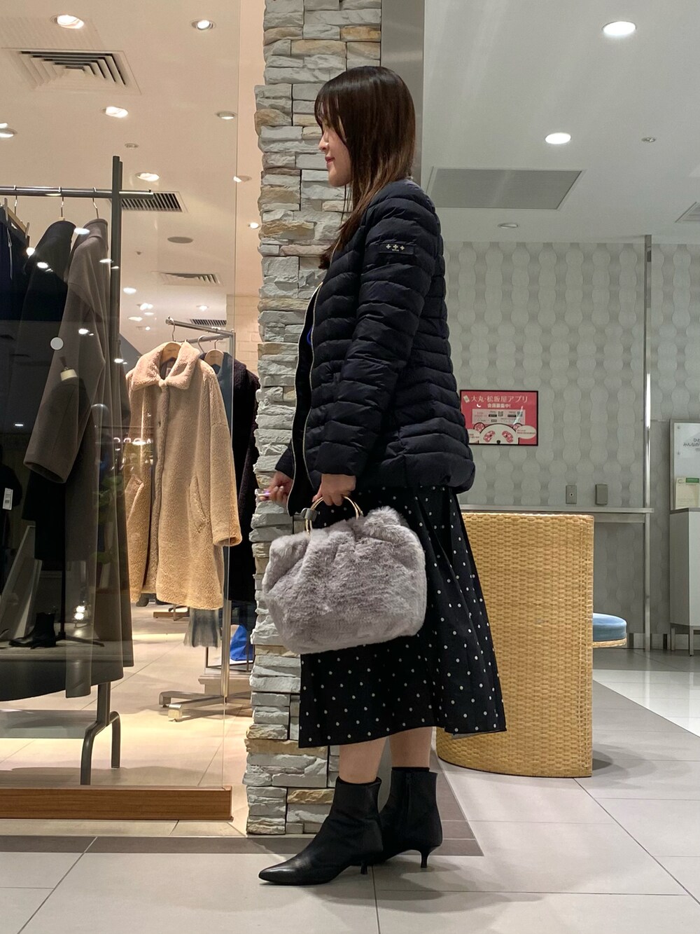 「お出かけコーデ、今日のコーデ、大人可愛い、休日スタイル、大人ファッション、スカートスタイル、タトラス、ダウンジャケット、ダウンコート、きれいめカジュアル、きれいめコーディネート、カーディガン、冬コーデ、おでかけコーデ、きれいめ」｜「NOLLEY’Sの《手洗い可能》総針カーブ袖2WAYクルーネックカーディガン（カーディガン/ボレロ、ブルー系）」を使った、Mihoさん（レディース・159cm）の秋コーディネートの4枚目の写真