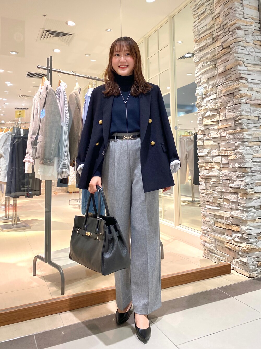 「秋服まるっと大公開、秋服準備はじめました、通勤コーデ、通勤スタイル、お仕事コーデ、仕事着、お仕事スタイル、パンツスタイル、パンプス、パンツコーデ、ワイドパンツ、ジャケット、ジャケットスタイル、シンプルスタイル、タートルネックニット」｜「NOLLEY’Sの＜飯豊まりえさん着用＞◇【WEB限定サイズあり】ウォッシャブルイージーワイドパンツ（その他パンツ、グレー系）」を使った、Mihoさん（レディース・159cm）の秋コーディネートの2枚目の写真