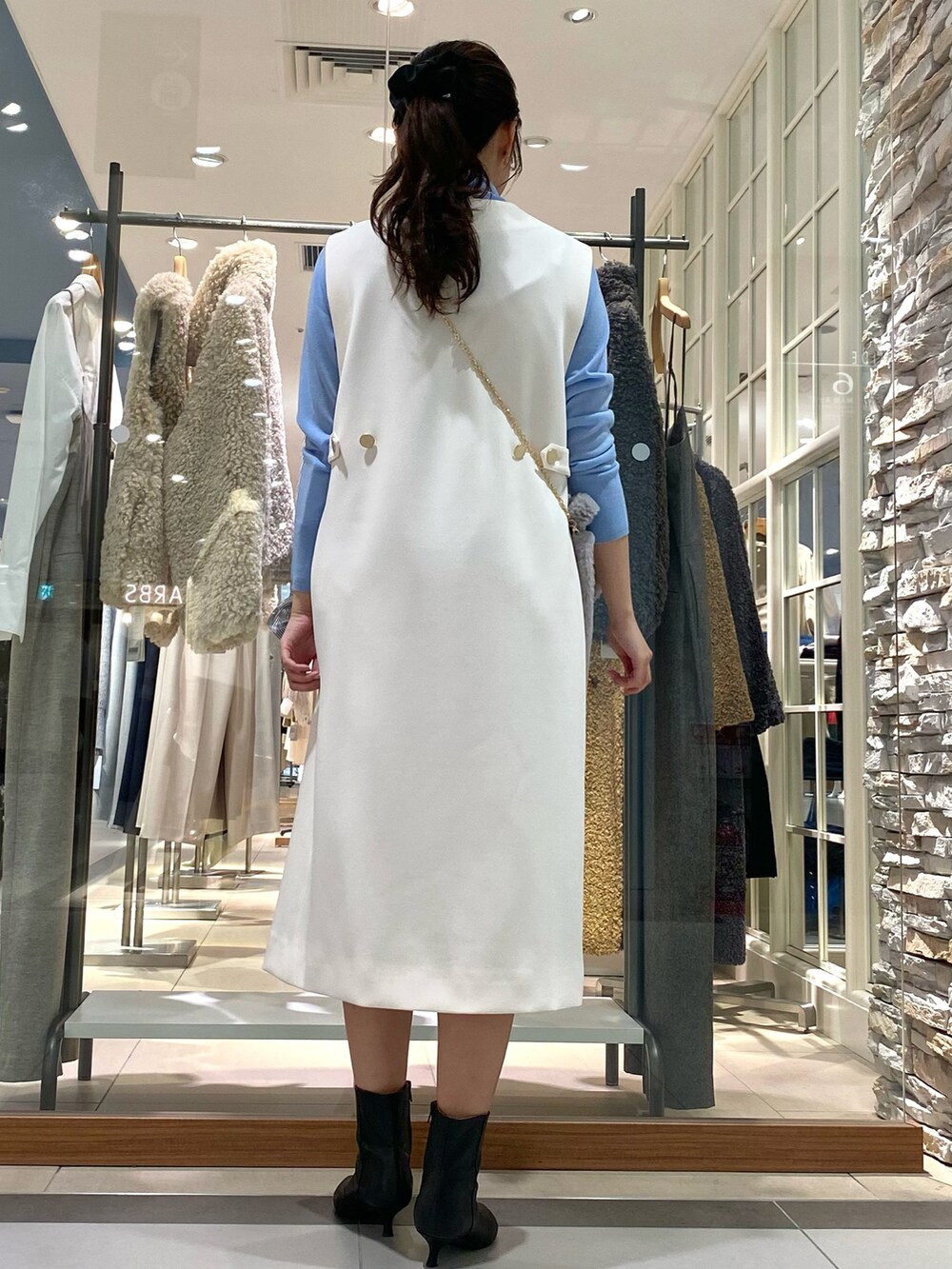 「秋服コーデ、ワンピース、ジャンパースカート、ジャンスカ、大人かわいい、着回しコーデ、大人女子、秋冬、初冬コーデ、ショートブーツ、おしゃれさんと繋がりたい、ootd、今日のコーデ、デートコーデ、きれいめ」|「NOLLEY’Sの◇【WEB限定カラーあり】ウォッシャブル前ジップジャンパースカート(ワンピース、ホワイト系)」を使った、Mihoさん(レディース・159cm)の秋コーディネートの3枚目の写真