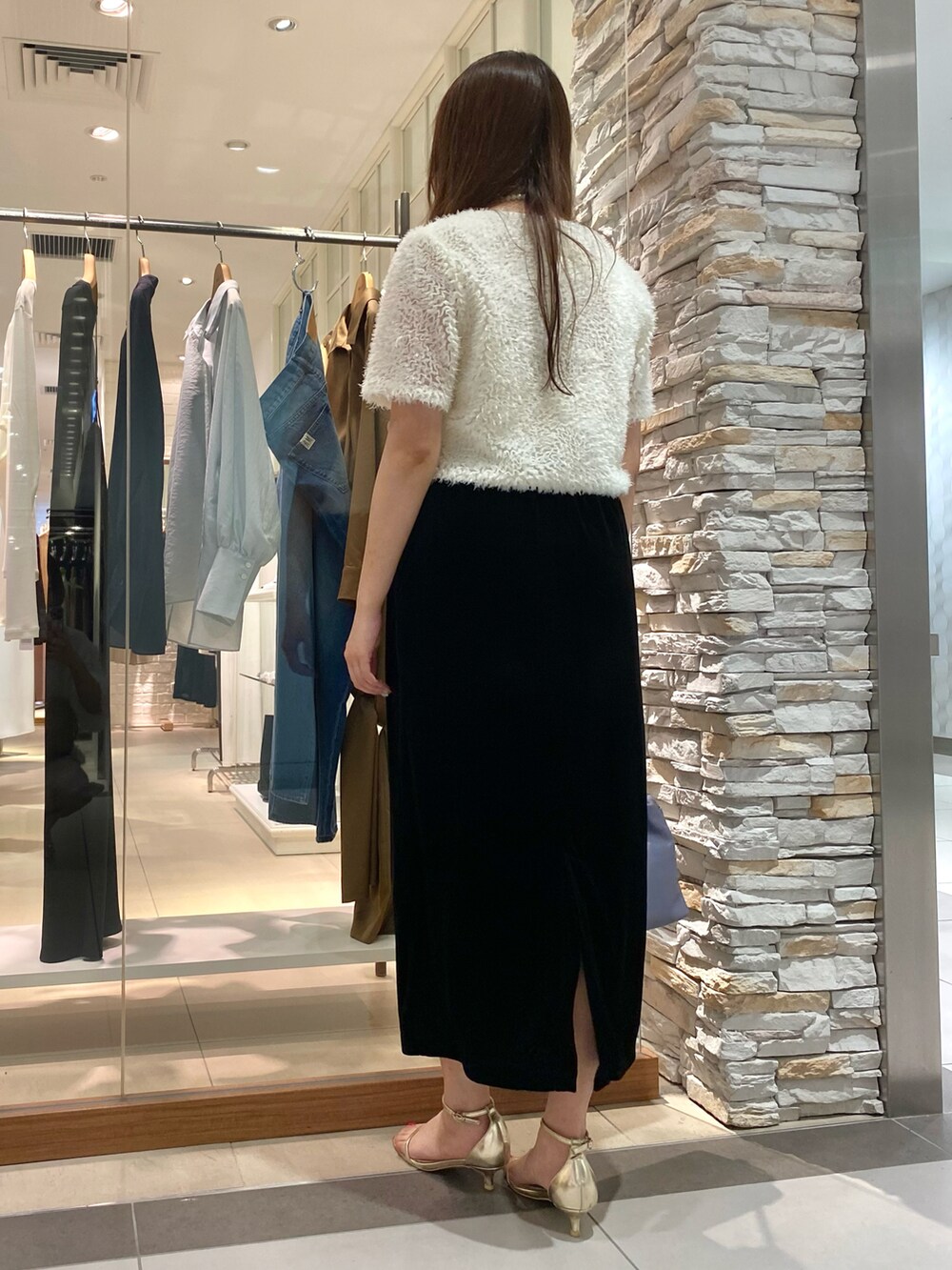 「アツいコーデ全部見せ、夏コーデ、ベロア、ベロアスカート、タイトスカート、スカートスタイル、スカート、スカートコーデ、大人コーデ、おしゃれさんと繋がりたい、秋先取りコーデ、大人女子、秋服準備はじめました、きれいめコーディネート、ootd」｜「NOLLEY’S Sophiのテープチュール刺繍ブラウス（シャツ/ブラウス、ホワイト系）」を使った、Mihoさん（レディース・159cm）の夏コーディネートの3枚目の写真