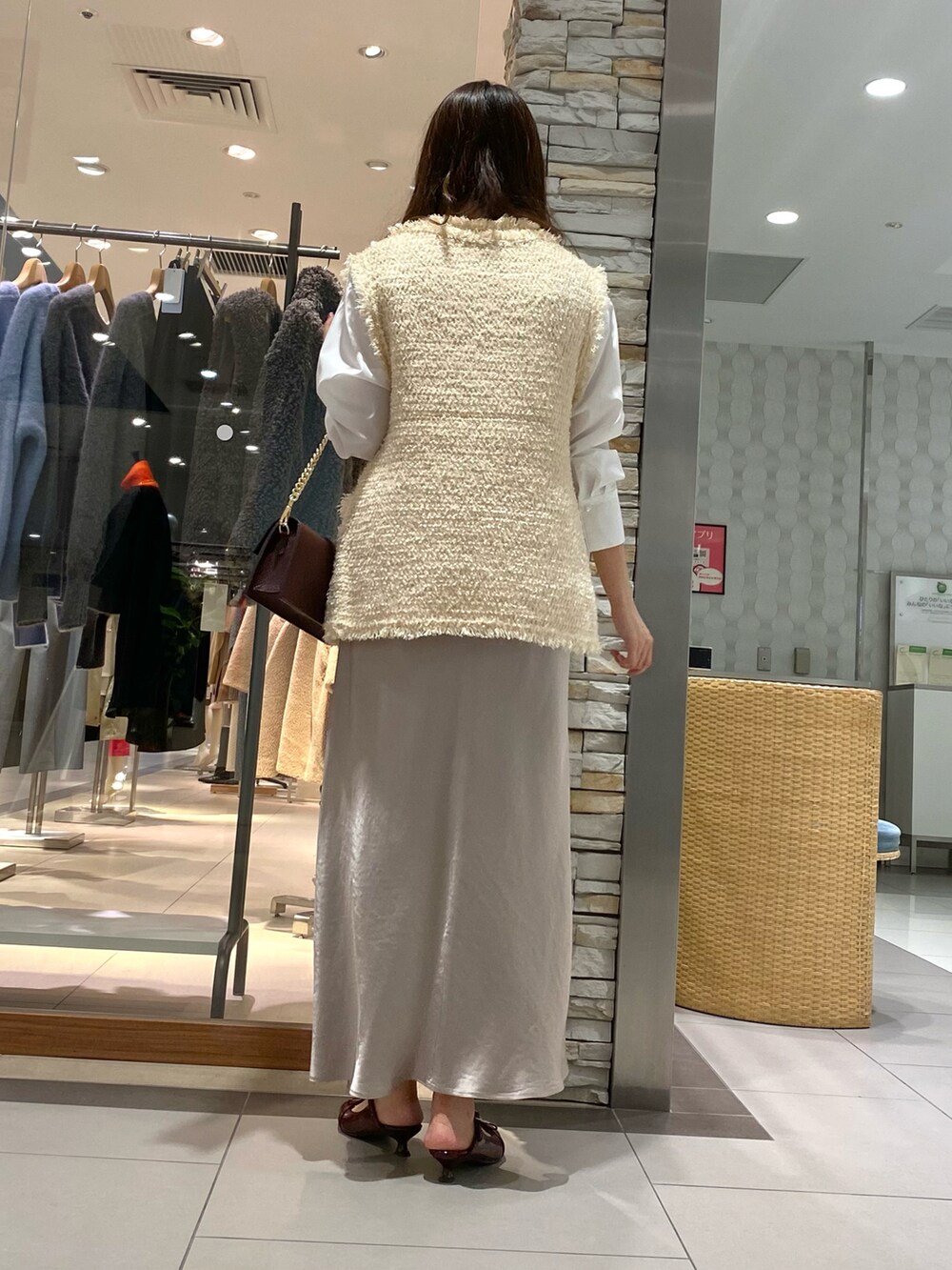 「ニット、秋のコーデ、大人コーデ、秋服、スカート、オトナ女子、大人ガーリー、お洒落さんとつながりたい、スカートコーデ、大人可愛い、ジレ、ジレスタイル、ジレコーデ、ツイード、ツイードベスト」｜「NOLLEY’Sのメタルポイントショルダーバッグ（ショルダーバッグ、ブラック系）」を使った、Mihoさん（レディース・159cm）の秋コーディネートの3枚目の写真