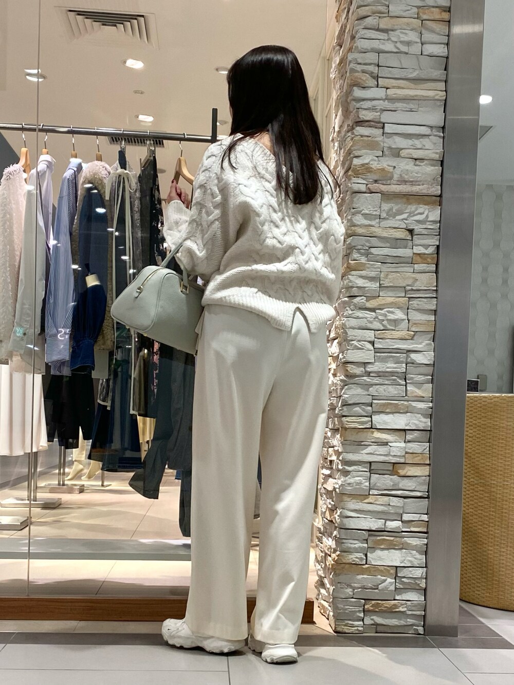 「休日スタイル、楽チンコーデ、冬服コーデ、ホワイトコーデ、ホワイトパンツ、ニット、ケーブルニット、スニーカー、スニーカーコーデ、大人女子、パンツスタイル、オトナ女子、オトナカワイイ、冬、今日のコーデ」｜「NOLLEY’Sのウォッシャブル裏起毛イージーワイドパンツ（その他パンツ、グレー系）」を使った、Mihoさん（レディース・159cm）の冬コーディネートの3枚目の写真