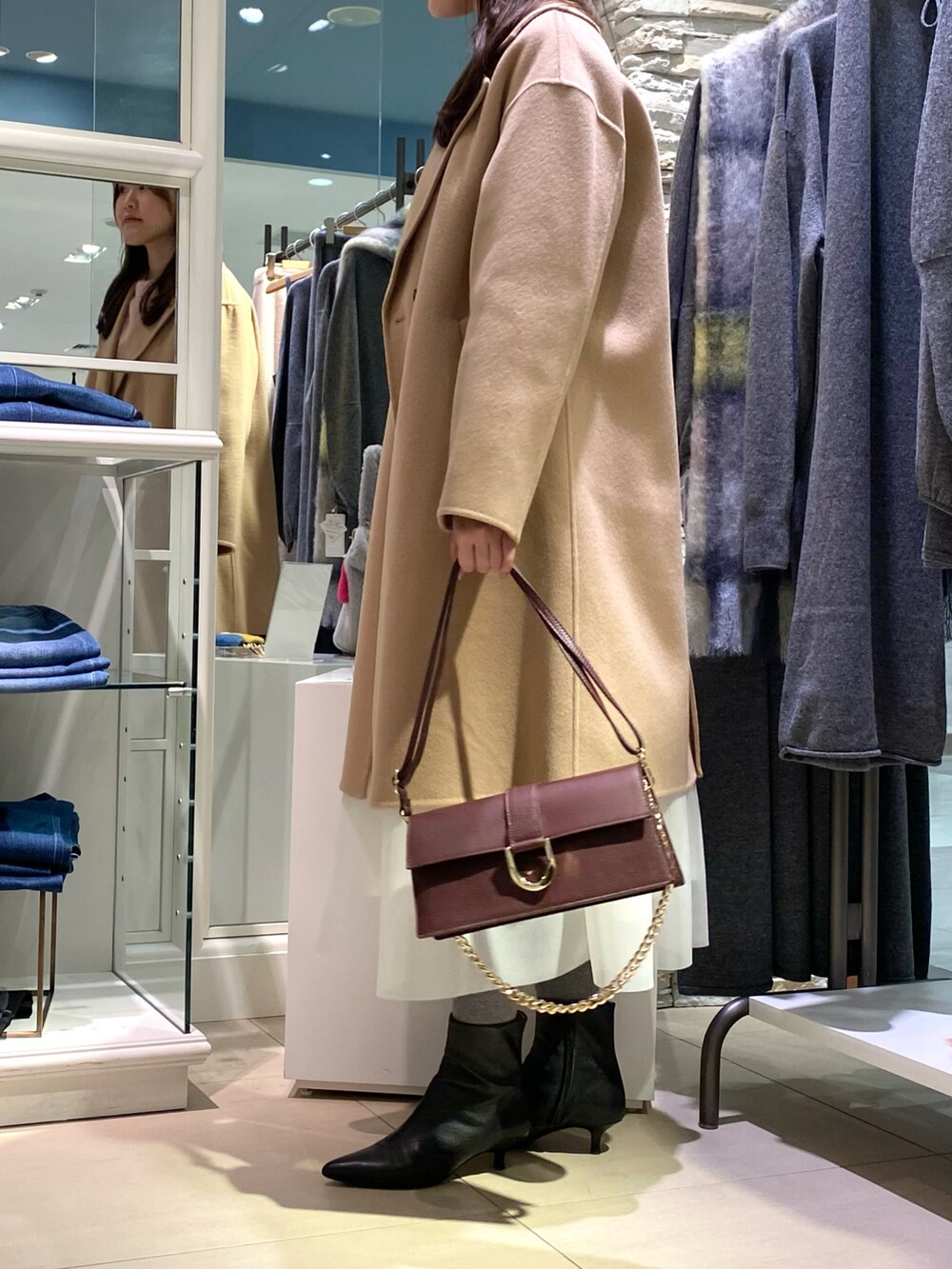 「最近のいい感じコーデ、冬アウター、秋冬コーデ、オトナカワイイ、キレイめ、冬服、オトナ女子、クリスマスに着たい服、きれいめコーディネート、デートコーデ、デートスタイル（WOMEN）、ふわふわニット、ピンクニット、白スカート、フレアスカート」｜「NOLLEY’SのS140シャルムビーバーリバーコート（その他アウター、ピンク系）」を使った、Mihoさん（レディース・159cm）の冬コーディネートの5枚目の写真