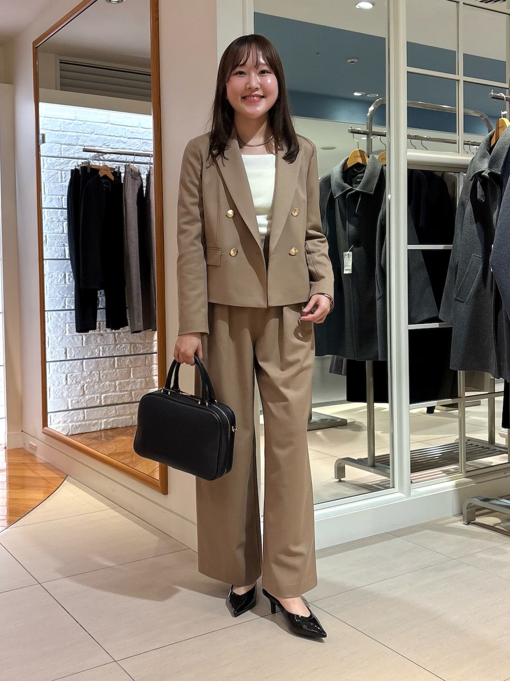 イエロー系のその他パンツ、イエロー系のテーラードジャケット、ブラック系のボストンバッグを着用したレディースの秋コーディネートの5枚目の写真