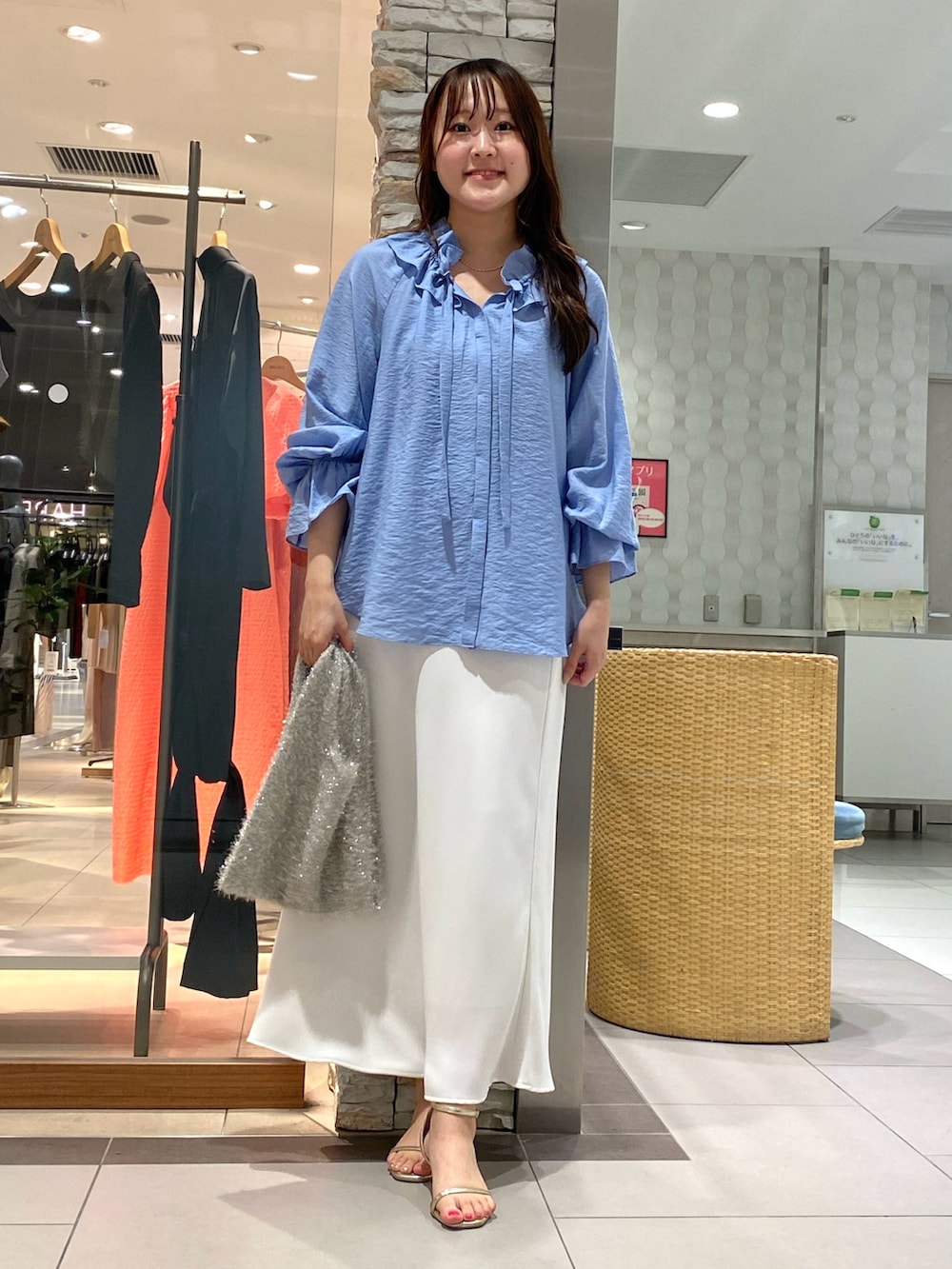 Mihoさんの「シアーシルクフリルネックブラウス（NOLLEY’S Sophi）」を使ったコーディネートの2枚目の写真