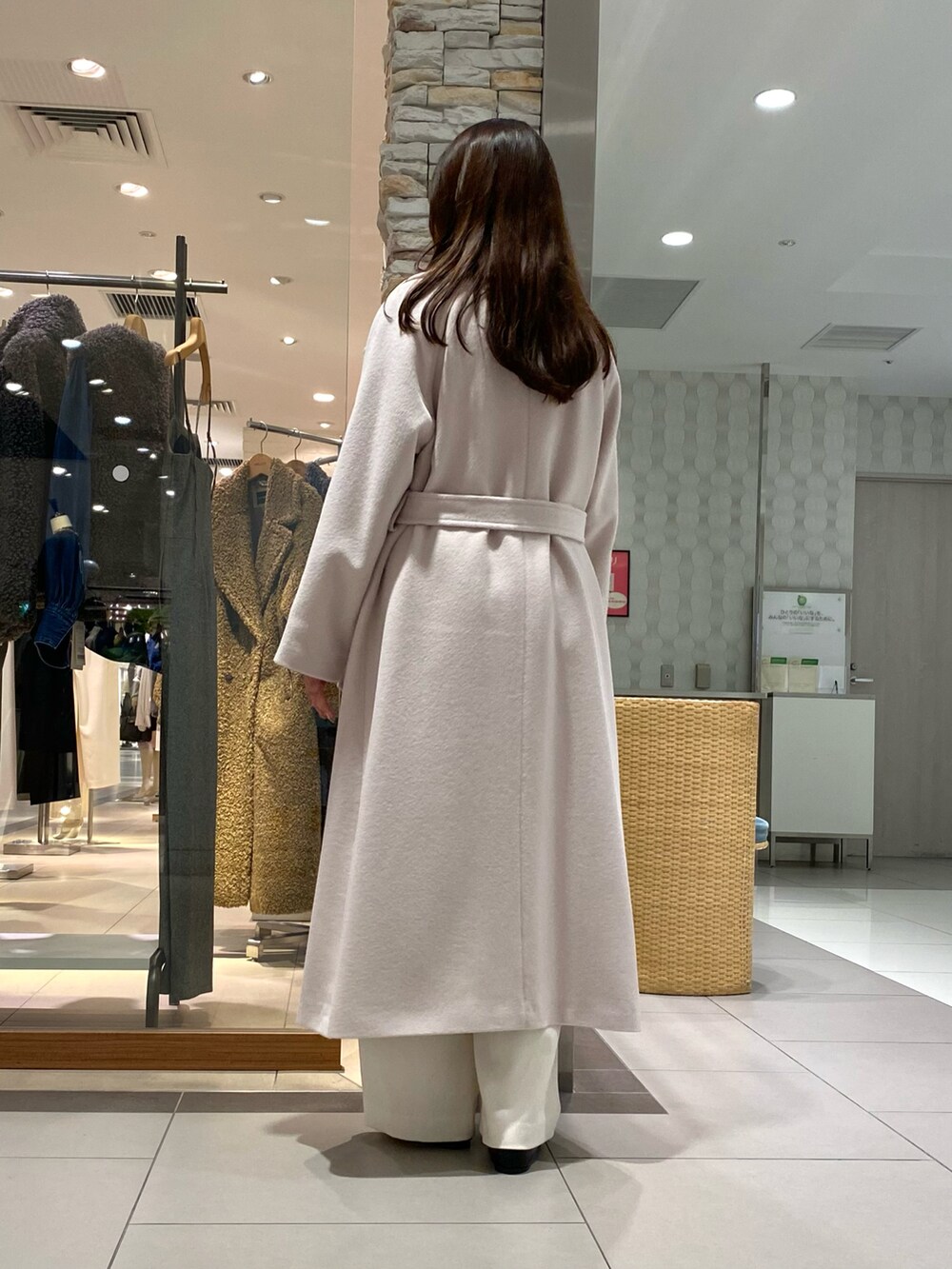 「最近のいい感じコーデ、冬アウター、タートルネック、ロングコート、ワントーンコーデ、オトナカジュアル、休日スタイル、お出かけコーデ、大人可愛い、淡色コーデ、淡色女子、きれいめカジュアル、キレイめカジュアル、ootd、大人コーデ」｜「NOLLEY’S Sophiのアンゴラロングベルテッドコート 24AW（その他アウター、ベージュ系）」を使った、Mihoさん（レディース・159cm）の秋コーディネートの4枚目の写真