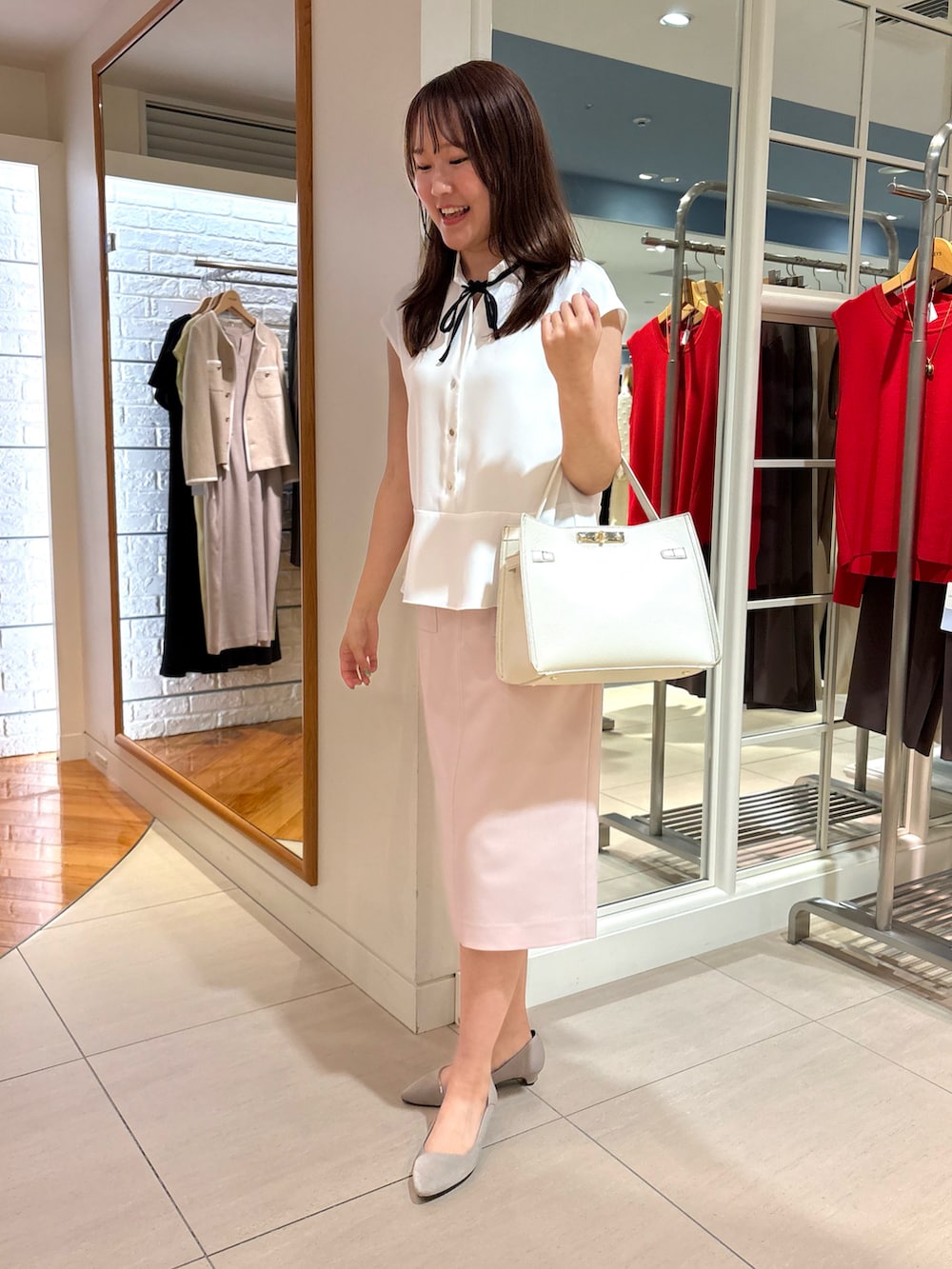 「夏ルックで気分アップ、オフィスカジュアル、オフィススタイル、キレイめコーデ、大人ファッション、夏コーデ、オトナカワイイ、タイトスカート、夏、ブラウス、ブラウスコーデ、大人ガーリー、お仕事コーデ、お仕事スタイル、夏ファッション」｜「NOLLEY’S Sophiのウォッシャブル配色パイピングタイトスカート（スカート、ピンク系）」を使った、Mihoさん（レディース・159cm）の夏コーディネートの4枚目の写真