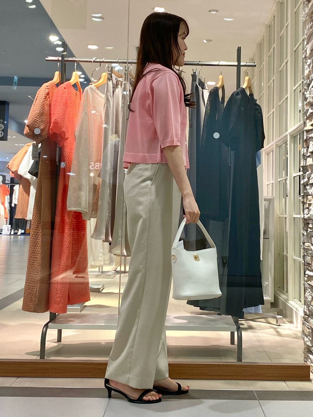 イエロー系のその他パンツ、ピンク系のカーディガン/ボレロ、ピンク系のニット/セーターを着用したレディースの春コーディネートの4枚目の写真