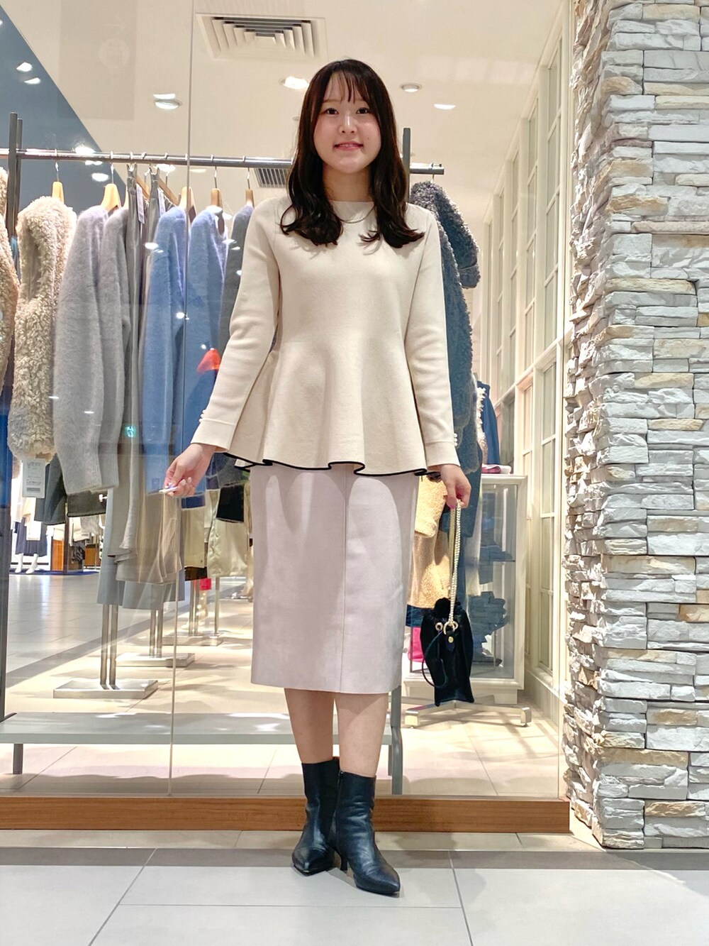 「お仕事コーデ、通勤コーデ、通勤スタイル、お仕事スタイル、オフィスカジュアル、オフィススタイル、タイトスカート、オトナ女子、大人コーデ、ぺプラムトップス、ぺプラム、オトナカワイイ、淡色コーデ、淡色女子、ピンク」｜「Kassiopeaの【kassiopea /カシオペア】ミニチェーンショルダー made in Italy（ショルダーバッグ、ブラック系）」を使った、Mihoさん（レディース・159cm）の秋コーディネートの5枚目の写真
