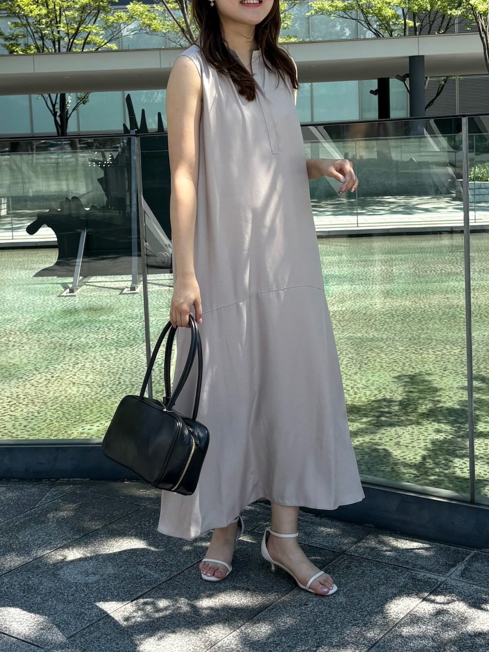 「夏ルックで気分アップ、ワンピース、ワンピーススタイル、おでかけコーデ、きれいめコーデ、お出かけコーデ、お出かけスタイル、旅行コーデ、シャツワンピ、きれいめカジュアル、大人コーデ、大人カジュアル、大人かわいい、ワントーンコーデ、大人女子」｜「NOLLEY’Sの横長スクエアボストンバッグ（ボストンバッグ、レッド系）」を使った、Mihoさん（レディース・159cm）の夏コーディネートの4枚目の写真