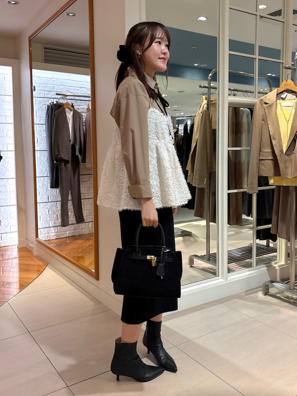 ホワイト系のキャミソール、ブルー系のシャツ/ブラウス、ブラック系のスカートを着用したレディースの冬コーディネートの7枚目の写真