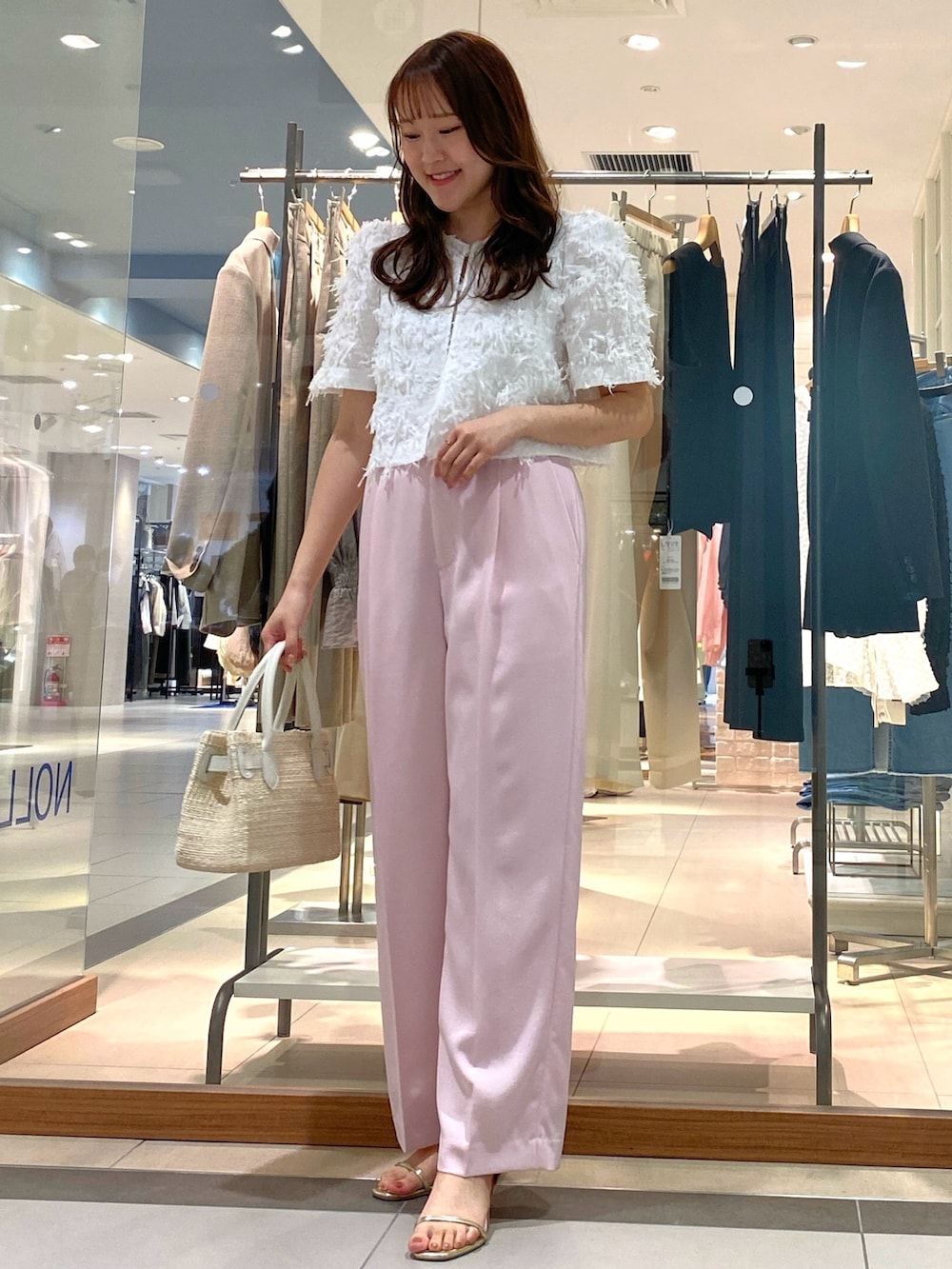 「春のNewスタイル、大人カジュアル、春物、春コーデ、ジャガード、ワイドパンツ、ピンクコーデ、ピンク、春色、ボレロ、きれいめカジュアル、キレイめ、大人女子、きれいめコーディネート、大人かわいい」｜「NOLLEY’S Sophiのウォッシャブルトリアセワイドパンツ（その他パンツ、ピンク系）」を使った、Mihoさん（レディース・159cm）の春コーディネートの3枚目の写真