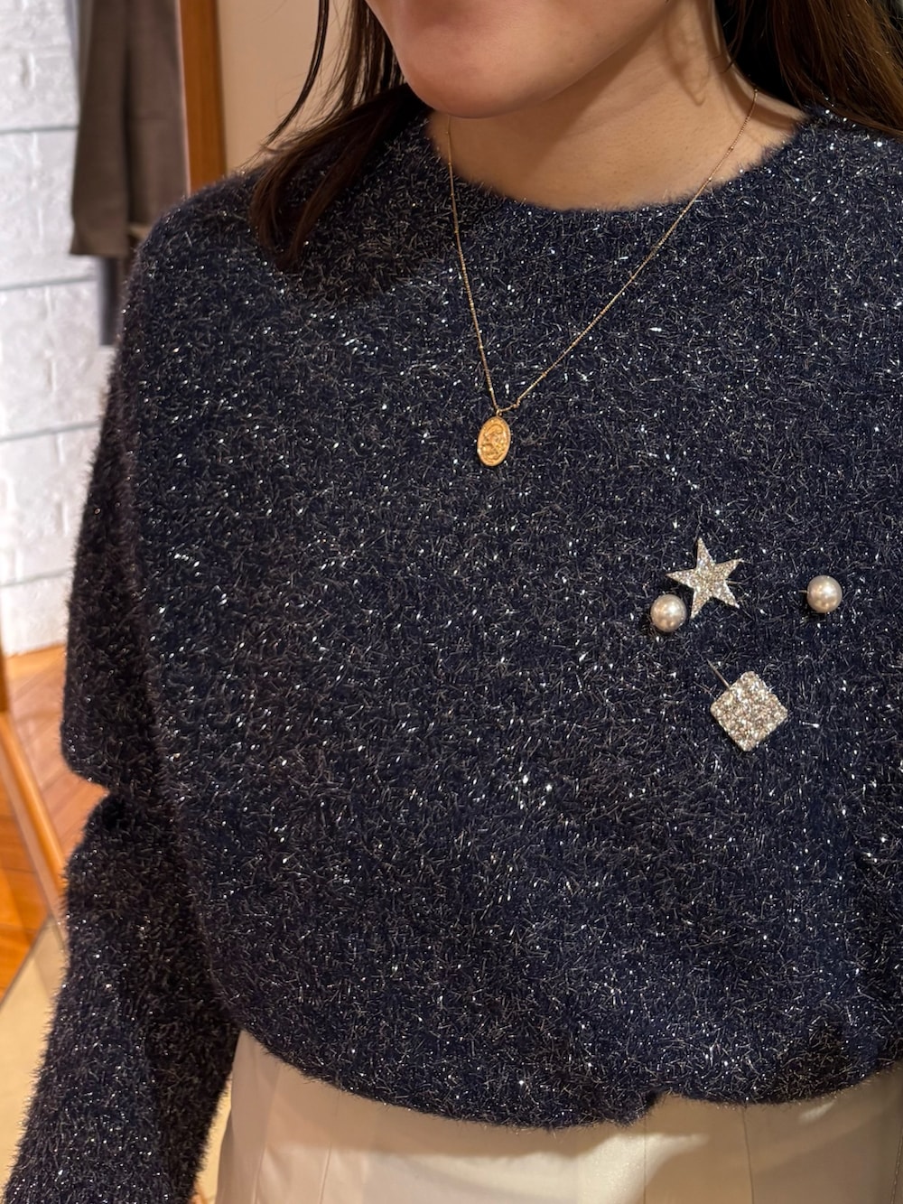 グレー系のその他パンツ、ブルー系のニット/セーター、ブルー系のショルダーバッグを着用したレディースの冬コーディネートの3枚目の写真