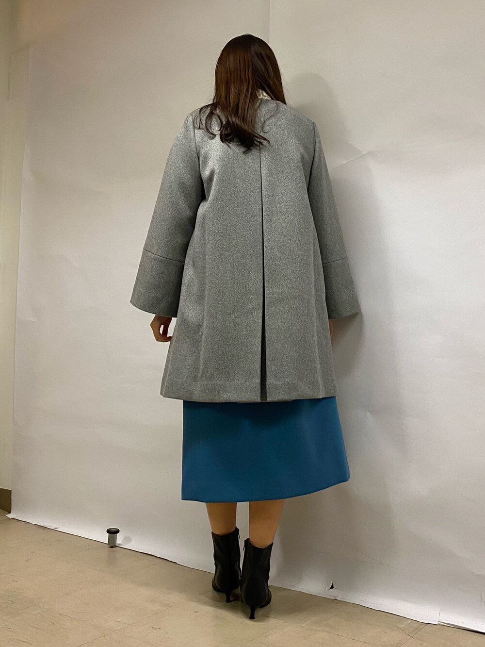 「今日のコーデ、ootd、着回しコーデ、コート、コートスタイル、コートコーデ、ノーカラーコート、ワンピース、ワンピーススタイル、ジャンパースカート、オトナカワイイ、秋服、冬コーデ、アウターコーデ、おでかけコーデ」｜「NOLLEY’Sの◇【WEB限定カラーあり】ウォッシャブル前ジップジャンパースカート（ワンピース、ホワイト系）」を使った、Mihoさん（レディース・159cm）の秋コーディネートの2枚目の写真