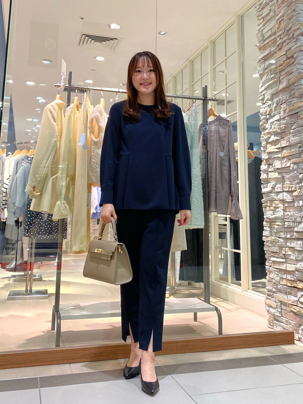 「シンプルコーデ、ファッションを楽しもう、セレモニー、セレモニーコーデ、オケージョン、オケージョンスタイル、卒園式、ママコーデ、ママファッション、入学式、卒業式、卒業式コーデ、七五三、シンフルコーデ、パンツスタイル」｜「AULENTTIの【AULENTTI/ オーレンティ】スクエアひねりショルダーバッグ（E）（ショルダーバッグ、ベージュ系）」を使った、Mihoさん（レディース・159cm）の冬コーディネートの3枚目の写真