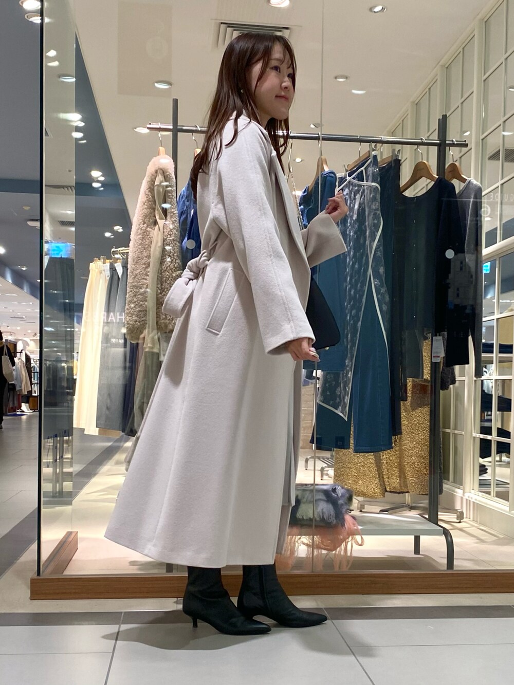 「冬コーデ、ロングコート、マイベストコーデ2024、あったかコーデ、通勤コーデ、通勤スタイル、オフィスカジュアル、オフィスコーデ、お仕事コーデ、お仕事スタイル、タイトスカート、Vネック、ベージュ、大人女子、きれいめ」｜「NOLLEY’Sのスクエアトートバッグ（ショルダーバッグ、ブラック系）」を使った、Mihoさん（レディース・159cm）の冬コーディネートの2枚目の写真