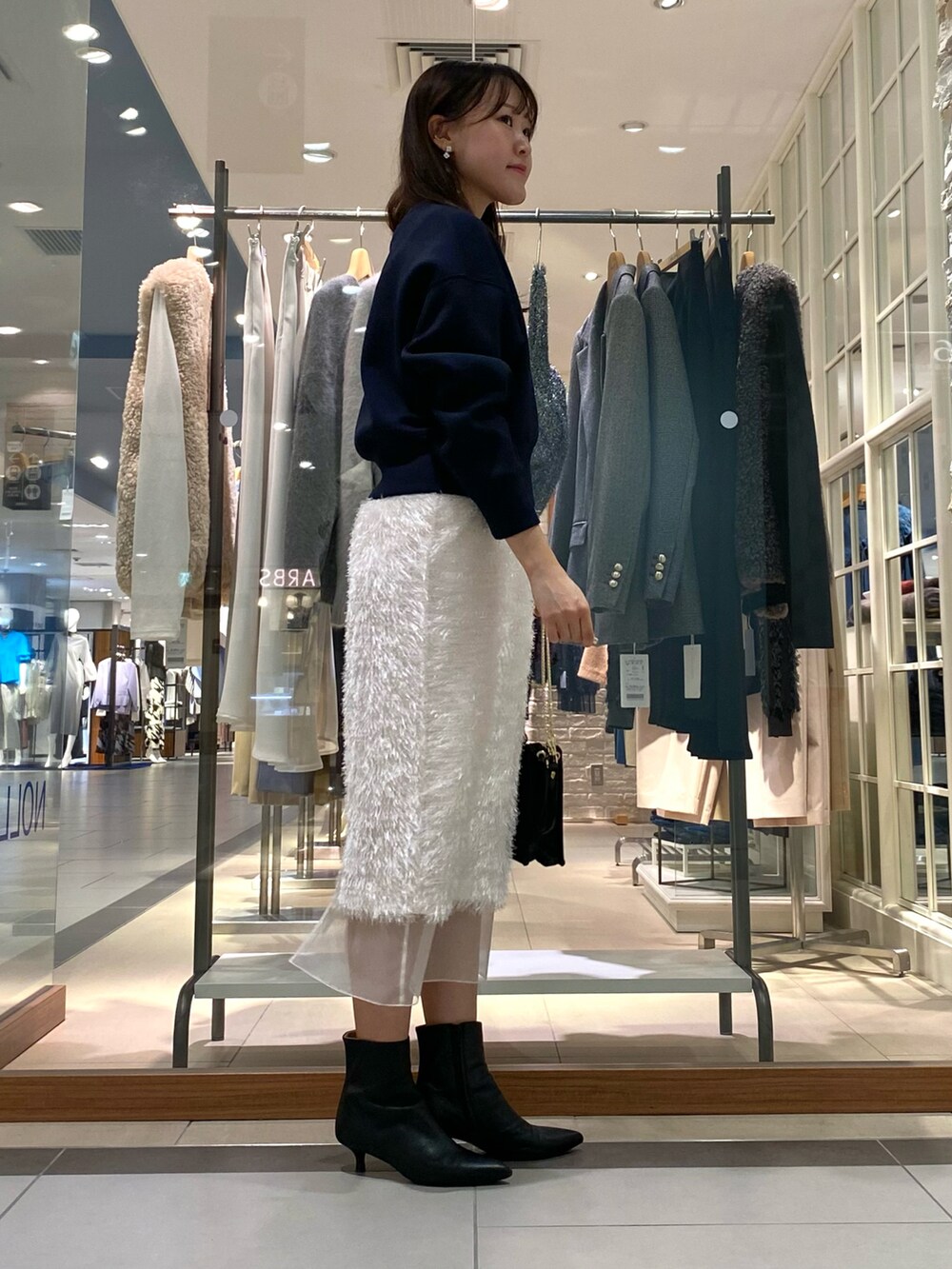 「秋っぽコーデ更新中、秋服、シンプルスタイル、フリンジ、タイトスカート、白スカート、オトナカワイイ、きれいめカジュアル、着回しコーデ、お洒落さんとつながりたい、今日のコーデ、キレイめ、秋先取りコーデ、スウェット、おでかけコーデ」|「Kassiopeaの【kassiopea /カシオペア】ミニチェーンショルダー made in Italy(ショルダーバッグ、ブラック系)」を使った、Mihoさん(レディース・159cm)の秋コーディネートの3枚目の写真