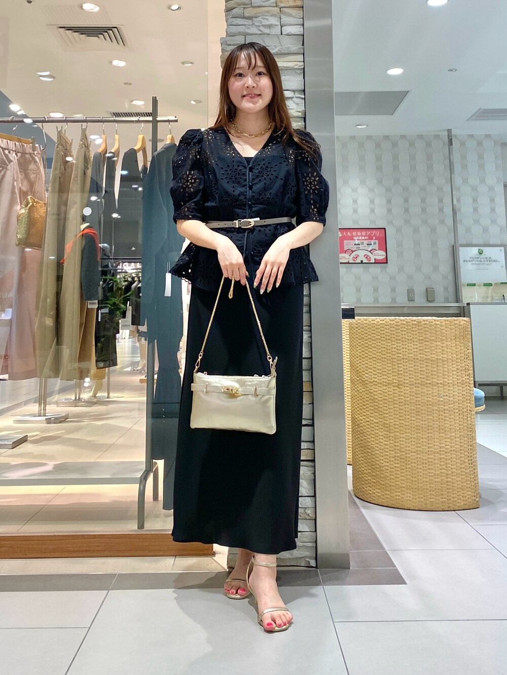 「夏コーデ、レイヤードスタイル、パワショル、ブラウス、ブラウスコーデ、ワンピーススタイル、おでかけコーデ、モノトーン、ブラックコーデ、キャミワンピ、ワンピース、夏ファッション、大人コーデ、今日のコーデ、花柄」|「NOLLEY’Sのヒネリカナグチェーンポシェット(ショルダーバッグ、ゴールド系)」を使った、Mihoさん(レディース・159cm)の夏コーディネートの4枚目の写真