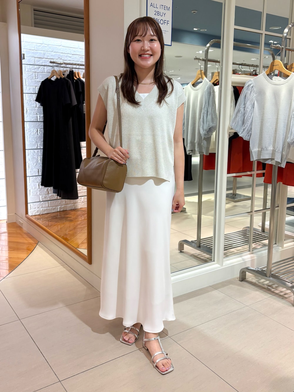 「夏ルックで気分アップ、グルカサンダル、夏コーデ、大人カジュアルコーデ、夏服コーデ、オトナ女子、きれいめカジュアル、キレイめカジュアル、夏服、ベスト、ホワイトコーデ、ナロースカート、スカート、白スカート、キレイめ」｜「NOLLEY’S Sophiの【追加】《オールシーズン対応》ウォッシャブルマットサテンナロースカート（スカート、ホワイト系）」を使った、Mihoさん（レディース・159cm）の夏コーディネートの5枚目の写真
