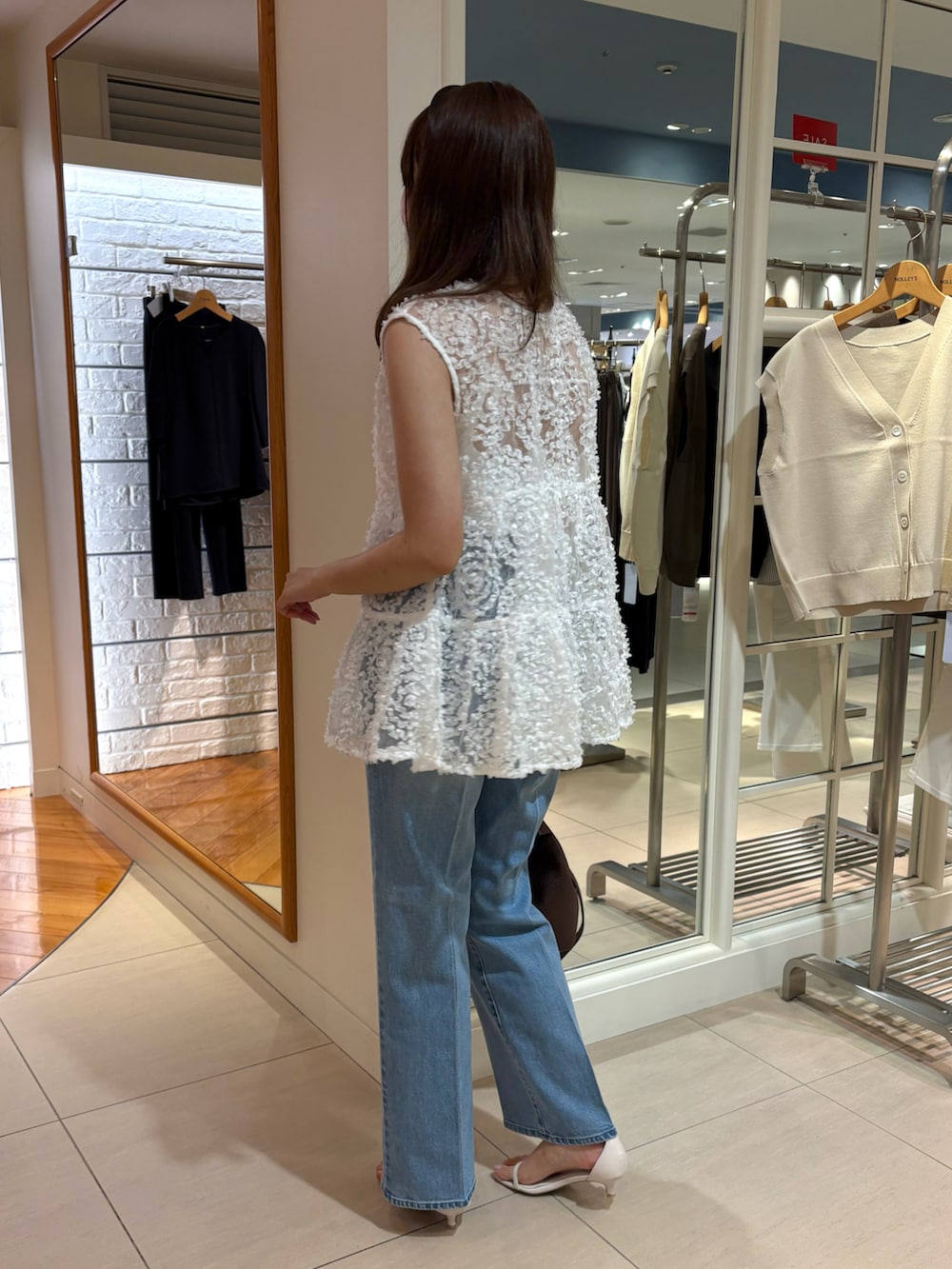 「デニム、デニムパンツ、初秋コーデ、オトナカジュアル、休日スタイル、大人女子、デニムコーデ、オトナカワイイ、きれいめカジュアル、夏コーデ、ノースリーブ、ブラウス、ブラウス×デニム、晩夏、パンツスタイル」｜「LORISTELLAの【LORISTELLA/ロリステッラ】別注キューブワンハンドルバッグ（ショルダーバッグ、ブラウン系）」を使った、Mihoさん（レディース・159cm）の夏コーディネートの3枚目の写真