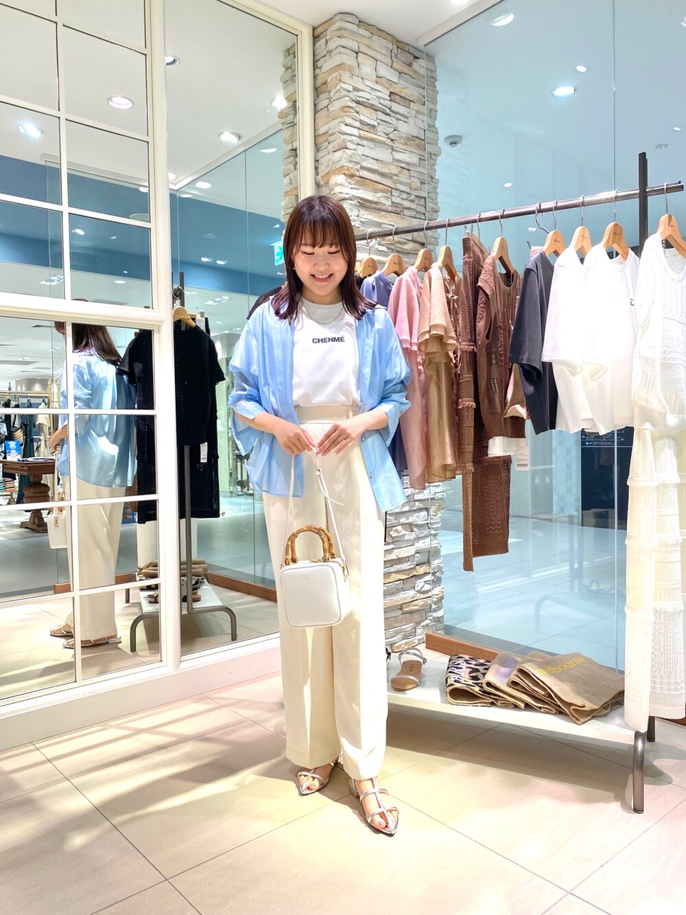 「初夏コーデ、夏コーデ、カジュアル、パンツコーデ、おしゃれさんと繋がりたい、休日スタイル、シンプルスタイル、きれいめコーディネート、カジュアルコーデ、20代、お出かけコーデ、ラフコーデ、ショッピング、アパレルスタッフ、ノーリーズ」｜「NOLLEY’S Sophiの＜飯豊まりえさん着用＞シアーローン2WAYシャツ（シャツ/ブラウス、グリーン系）」を使った、Mihoさん（レディース・159cm）の夏コーディネートの3枚目の写真