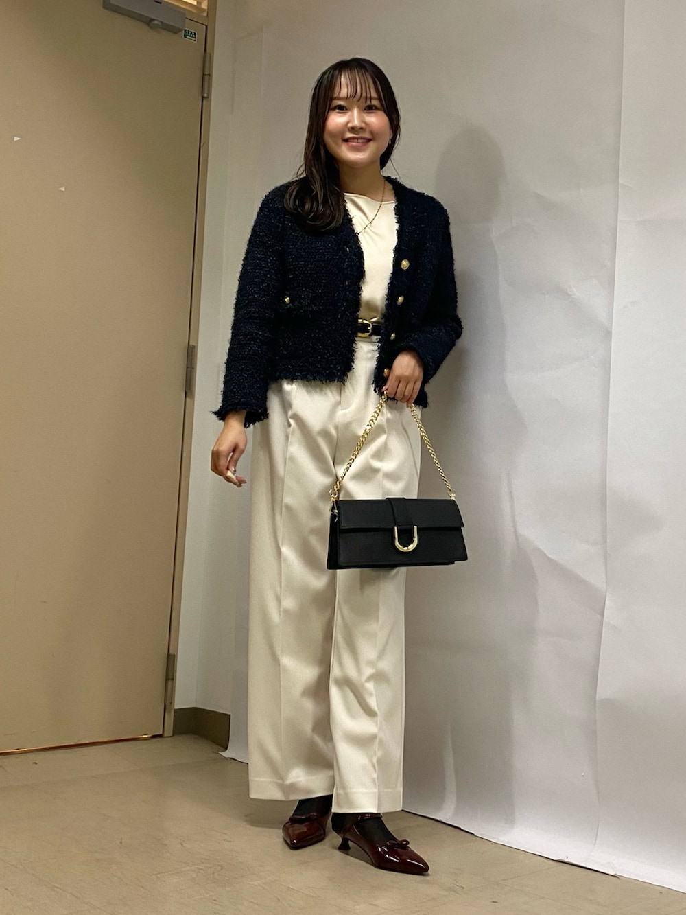 「秋コーデ、レイヤードスタイル、休日スタイル、秋服、お出かけコーデ、カジュアルスタイル、パンツスタイル、着回しコーデ、ワイトパンツ、白パンツ、スラックス、秋っぽコーデ更新中、きれいめカジュアル、オフィスカジュアル、お仕事コーデ」|「NOLLEY’Sのツイードフリンジニットジャケット(ノーカラージャケット、ブルー系)」を使った、Mihoさん(レディース・159cm)の秋コーディネートの5枚目の写真