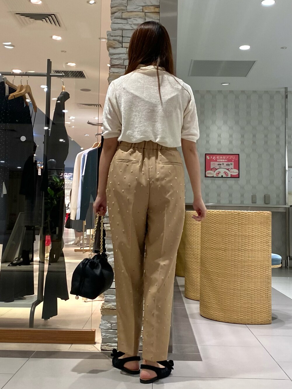 ベージュ系のショルダーバッグ、イエロー系のその他パンツ、ホワイト系のニット/セーターを着用したレディースの秋コーディネートの3枚目の写真