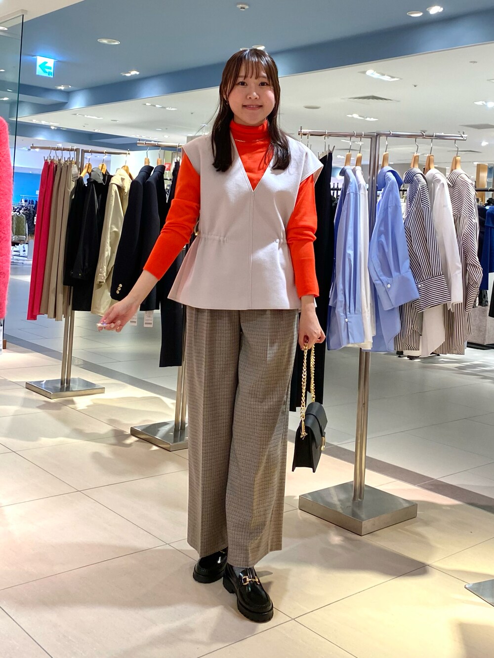 「テーマパークコーデ、ベスト、秋服コーデ、休日スタイル、大人女子、秋色、パンツスタイル、チェックパンツ、ワイトパンツ、秋のコーデ、冬コーデ、ベストコーデ、おでかけコーデ、紅葉、お仕事コーデ」|「NOLLEY’Sの《セットアップ対応》ストレッチツイルワイドパンツ(その他パンツ、ブラウン系)」を使った、Mihoさん(レディース・159cm)の秋コーディネートの4枚目の写真