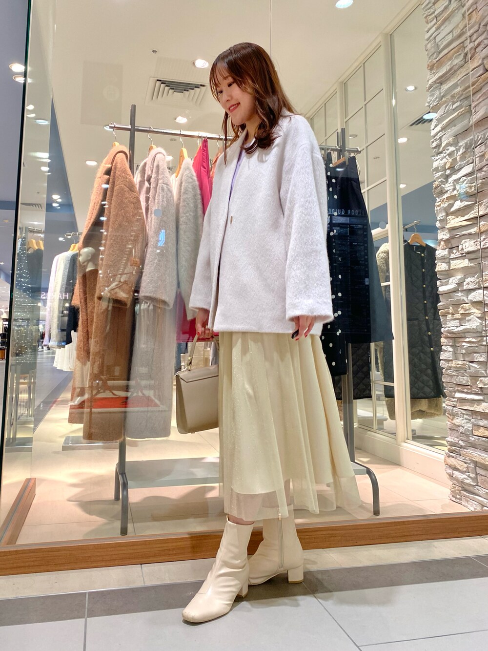 「秋冬コーデ、シンプルスタイル、オトナ女子、チュールスカート、チュール、ラメ、ラメスカート、ニット、カラーニット、シャギーコート、クリスマスに着たい服、クリスマス、クリスマスコーデ、華やかコーデ、カラーコーデ」｜「NOLLEY’Sのアイテム（バッグ、ブラック系）」を使った、Mihoさん（レディース・159cm）の冬コーディネートの4枚目の写真