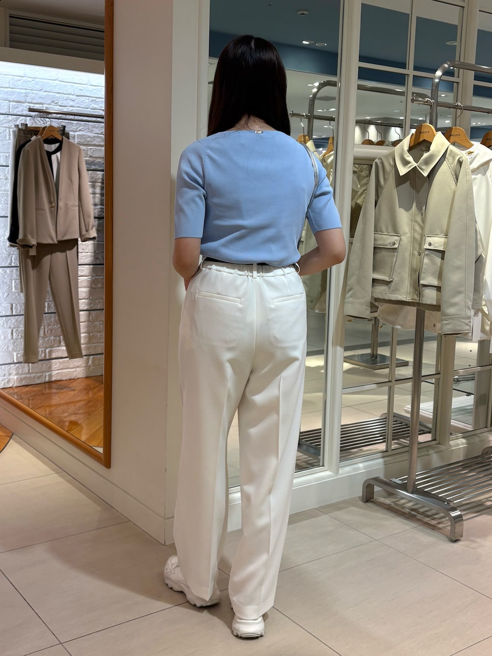 「春めき満開コーデ、春色、お出かけスタイル、お花見コーデ、リラックススタイル、大人かわいい、パンツコーデ、カジュアルガーリー、キレイめコーデ、お花見、春ニット、きれいめカジュアル、パンツスタイル、白パンツ、ワイドパンツ」|「NOLLEY’S Sophiの《手洗い可能》カシュクール風5分袖プルオーバーニット(ニット/セーター、ブルー系)」を使った、Mihoさん(レディース・159cm)の春コーディネートの3枚目の写真